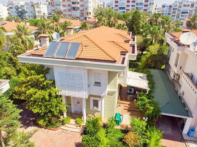 Вилла 6+2 в центре района Лара Анталья 200 м до моря