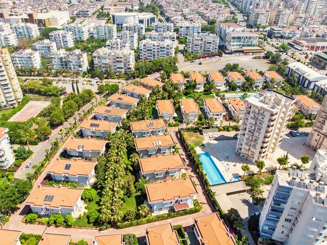 Вилла 6+2 в центре района Лара Анталья 200 м до моря