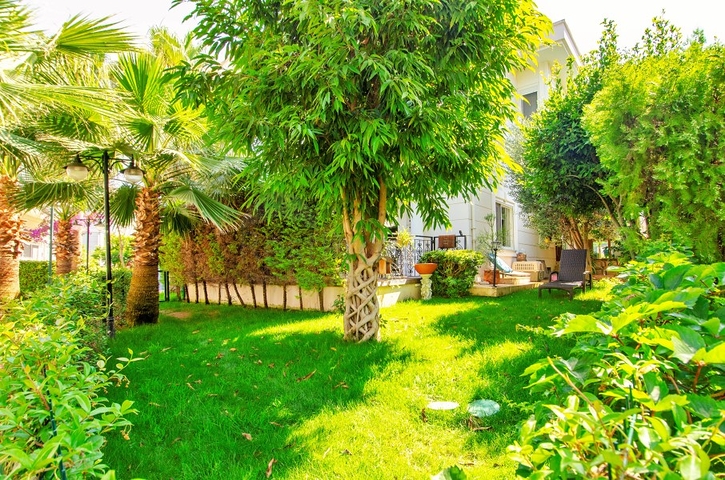 Вилла 6+2 в центре района Лара Анталья 200 м до моря