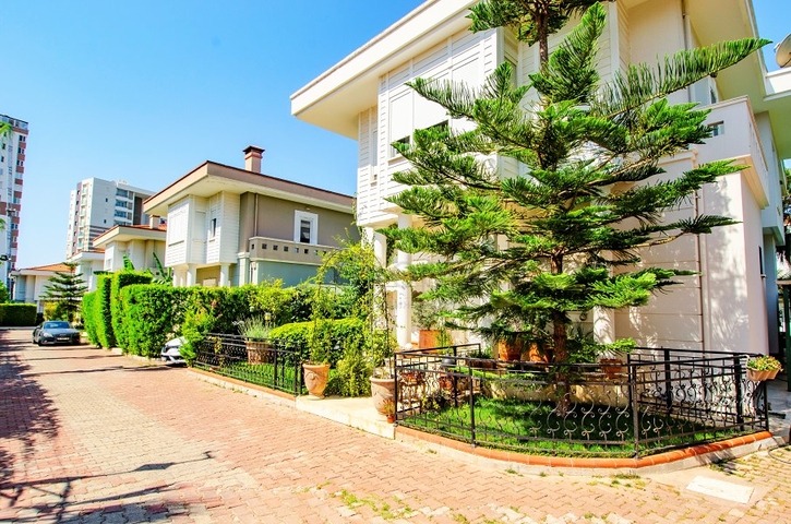 Вилла 6+2 в центре района Лара Анталья 200 м до моря