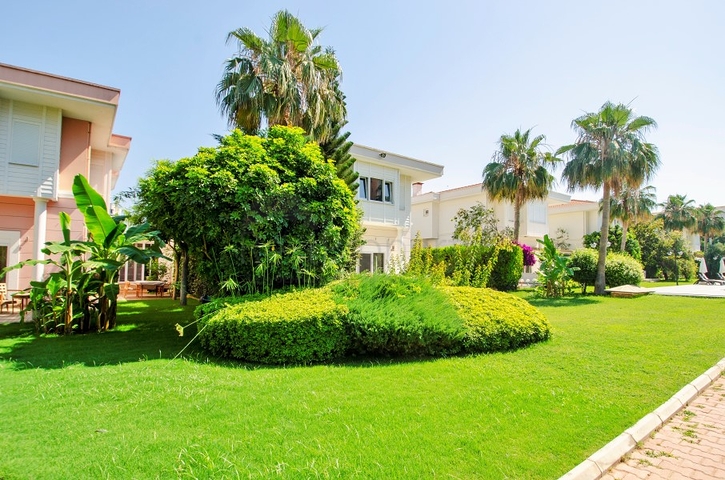 Вилла 6+2 в центре района Лара Анталья 200 м до моря