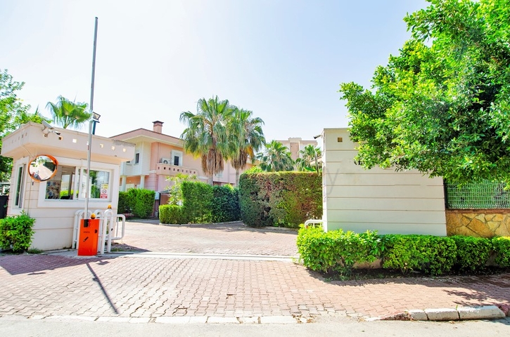 Вилла 6+2 в центре района Лара Анталья 200 м до моря