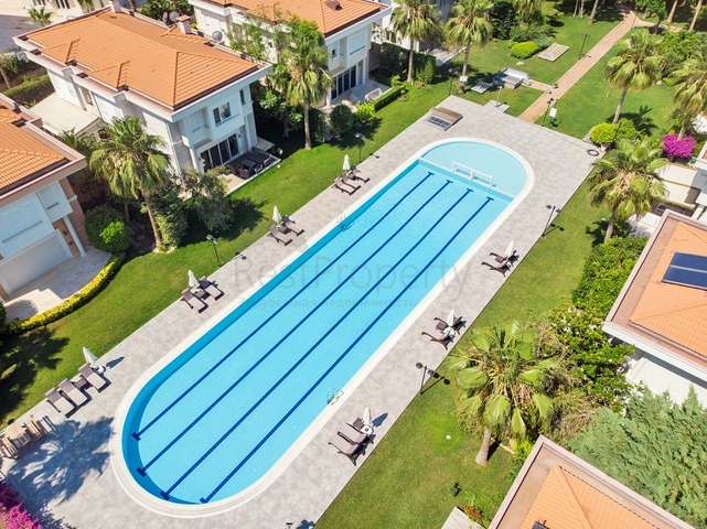 Вилла 6+2 в центре района Лара Анталья 200 м до моря