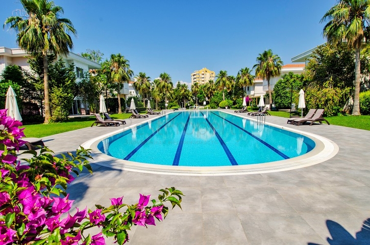 Вилла 6+2 в центре района Лара Анталья 200 м до моря