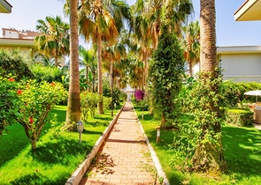 Вилла 6+2 в центре района Лара Анталья 200 м до моря