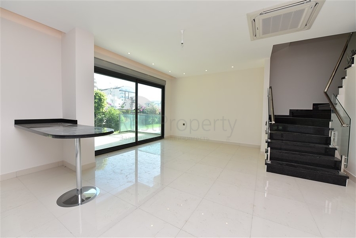 Двухуровневая квартира 2+1 с выходом в сад в Каргыджаке