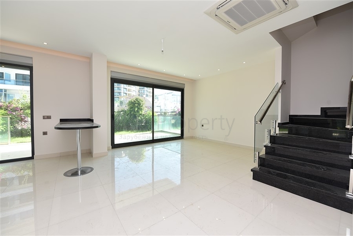 Двухуровневая квартира 2+1 с выходом в сад в Каргыджаке