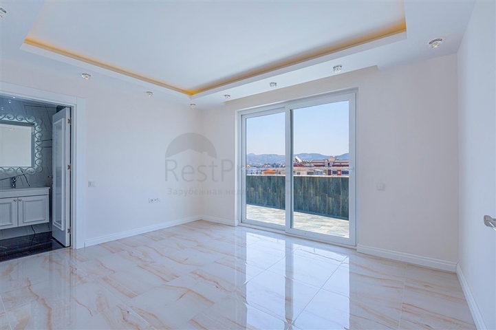 Роскошный пентхаус планировки 4+1 с видом на море