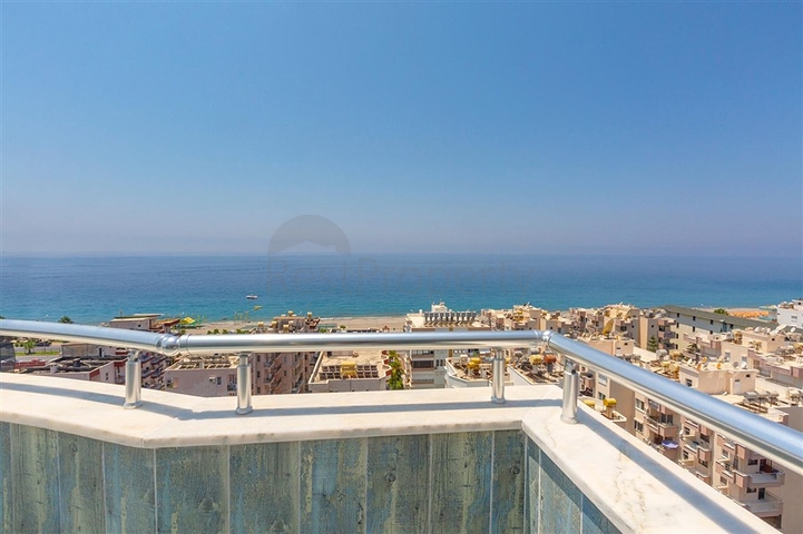 Роскошный пентхаус планировки 4+1 с видом на море