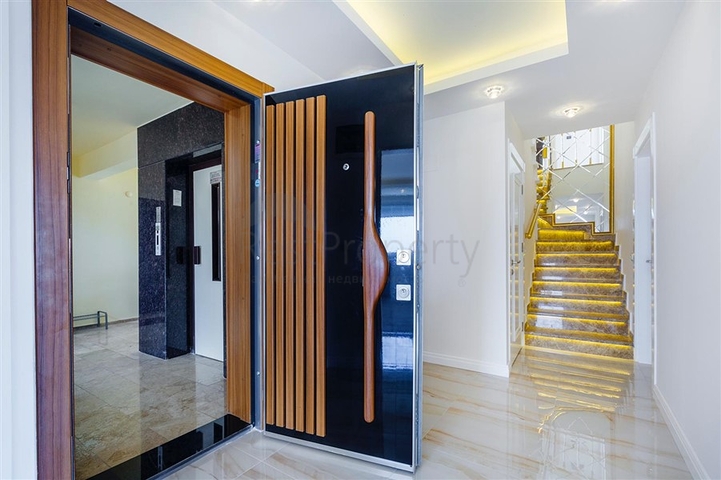 Роскошный пентхаус планировки 4+1 с видом на море