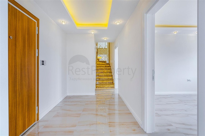 Роскошный пентхаус планировки 4+1 с видом на море