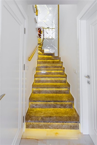 Роскошный пентхаус планировки 4+1 с видом на море