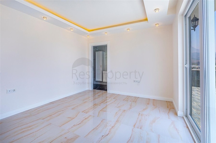 Роскошный пентхаус планировки 4+1 с видом на море