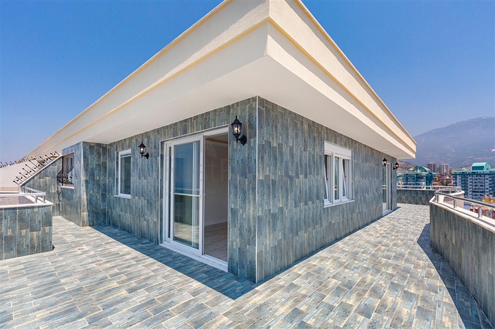 Роскошный пентхаус планировки 4+1 с видом на море