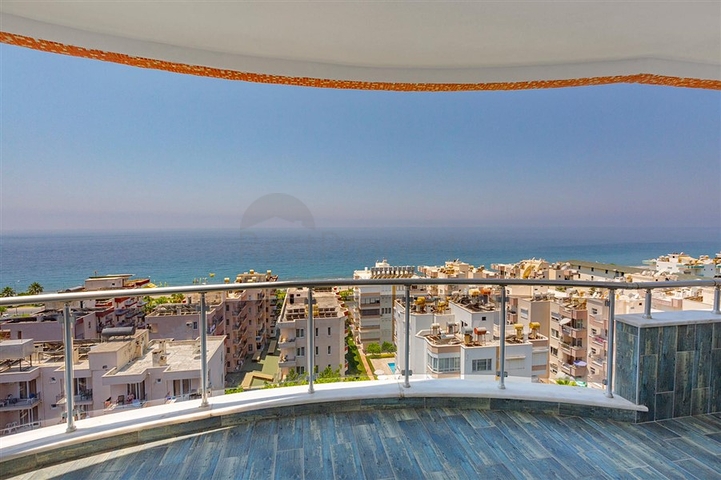 Роскошный пентхаус планировки 4+1 с видом на море