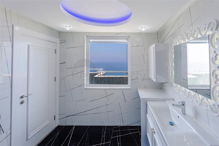 Роскошный пентхаус планировки 4+1 с видом на море