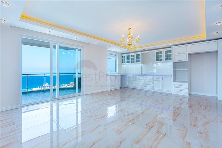Роскошный пентхаус планировки 4+1 с видом на море
