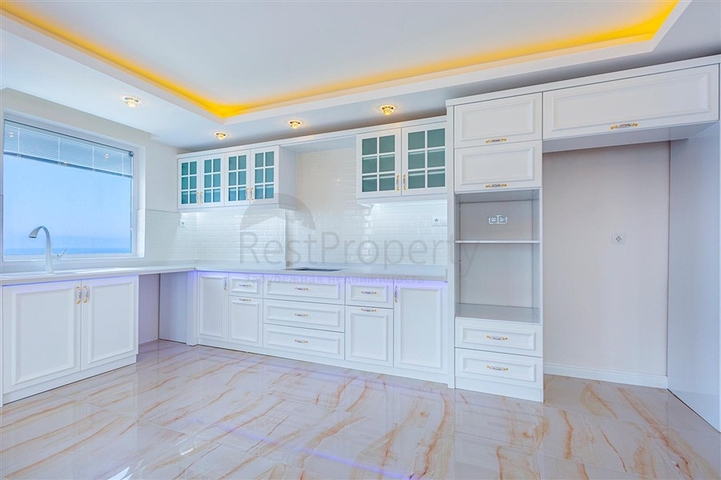 Роскошный пентхаус планировки 4+1 с видом на море