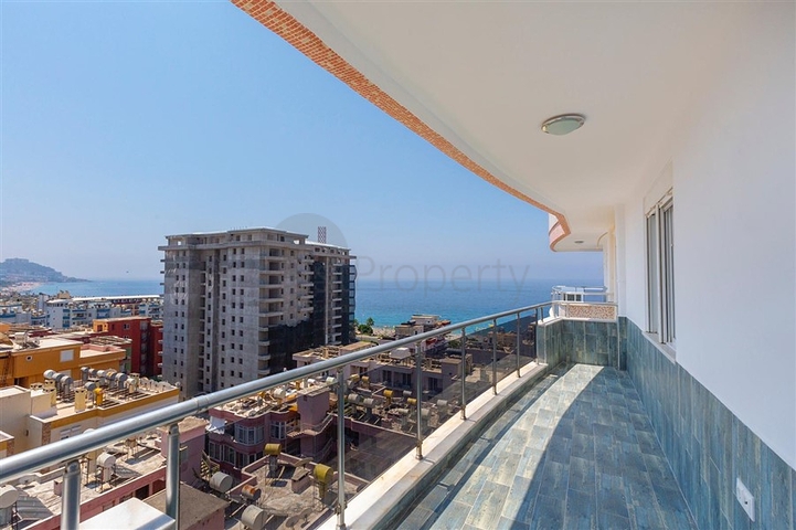 Роскошный пентхаус планировки 4+1 с видом на море