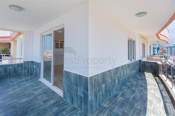 Роскошный пентхаус планировки 4+1 с видом на море