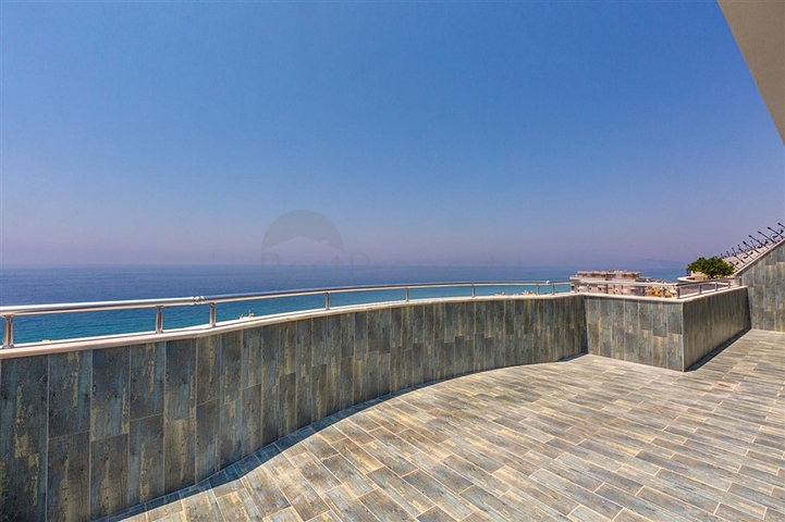 Роскошный пентхаус планировки 4+1 с видом на море