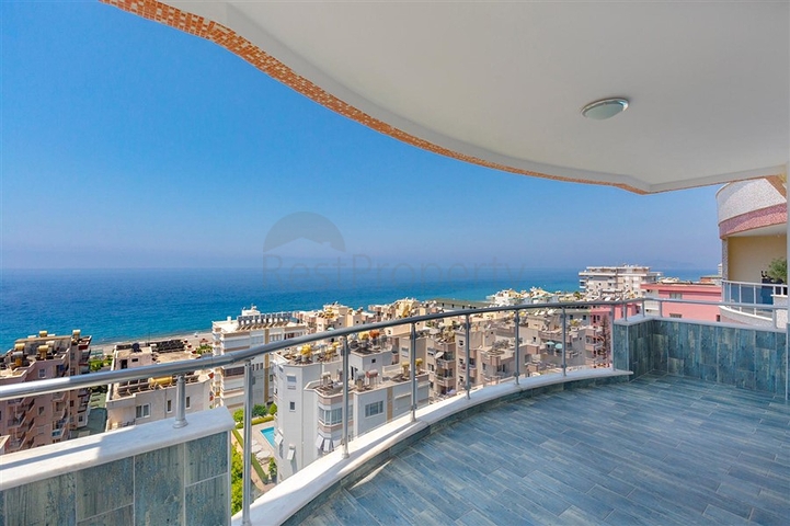 Роскошный пентхаус планировки 4+1 с видом на море