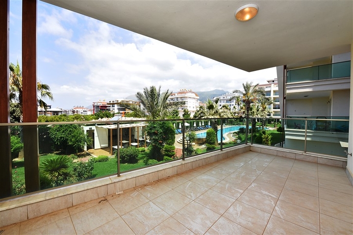 Трёхкомнатная меблированная квартира в престижном районе Оба