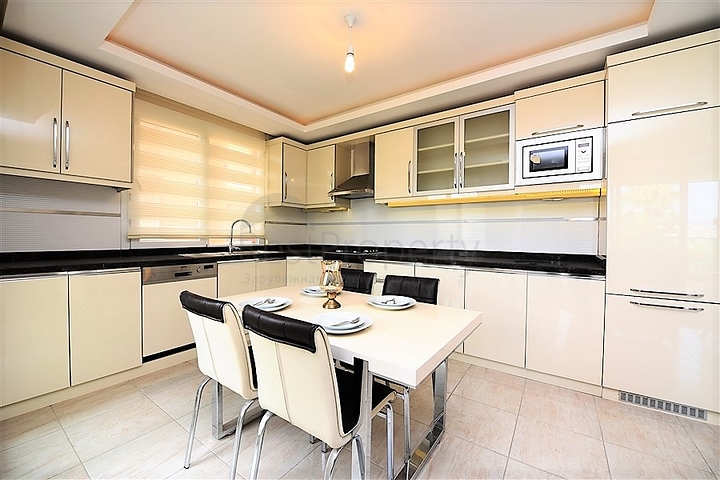 Трёхкомнатная меблированная квартира в престижном районе Оба