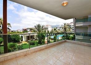 Трёхкомнатная меблированная квартира в престижном районе Оба