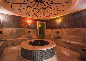 Квартира с мебелью в комплексе с зимним бассейном