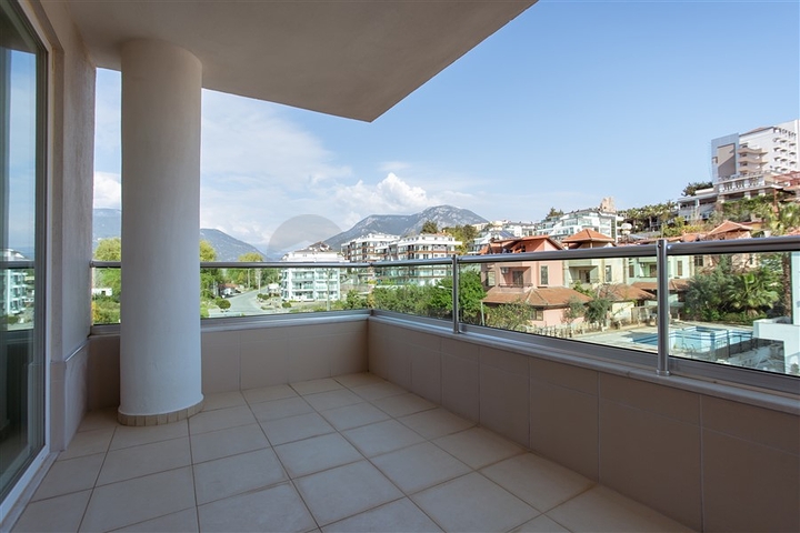 Светлая просторная квартира на берегу горной реки