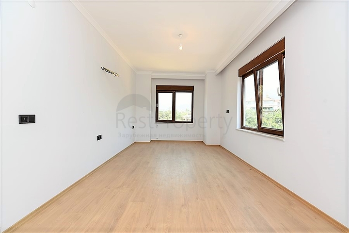 Просторные апартаменты с отдельной кухней в Оба