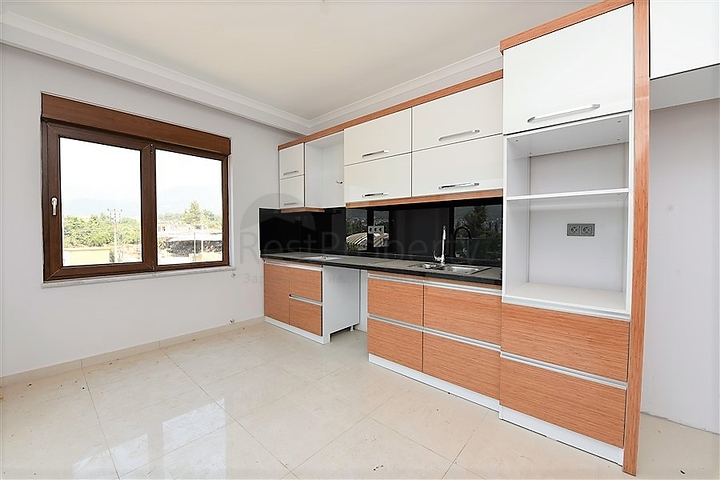 Просторные апартаменты с отдельной кухней в Оба