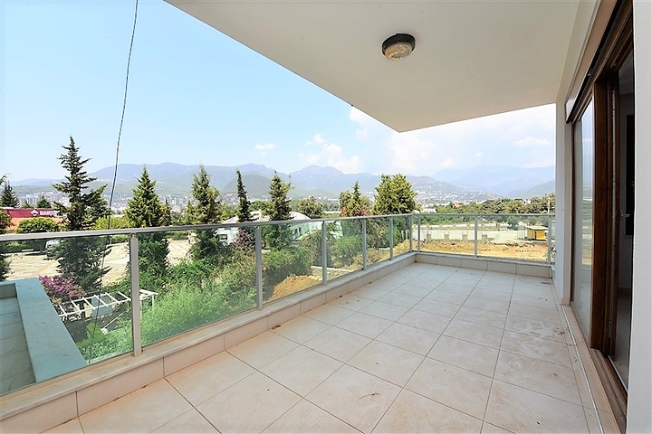 Просторные апартаменты с отдельной кухней в Оба