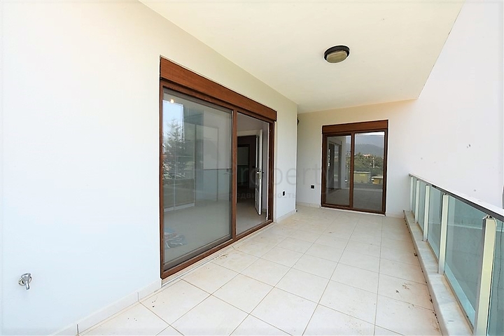 Просторные апартаменты с отдельной кухней в Оба