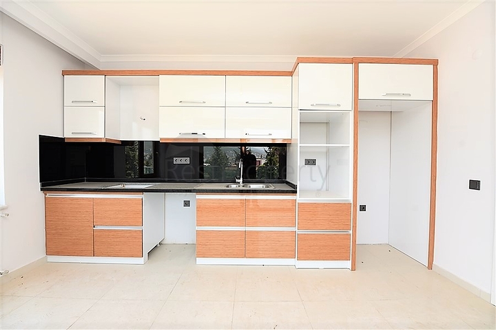 Просторные апартаменты с отдельной кухней в Оба