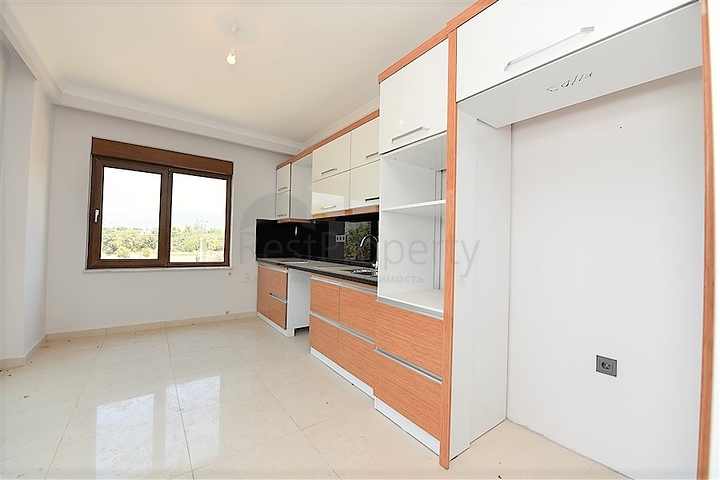 Просторные апартаменты с отдельной кухней в Оба