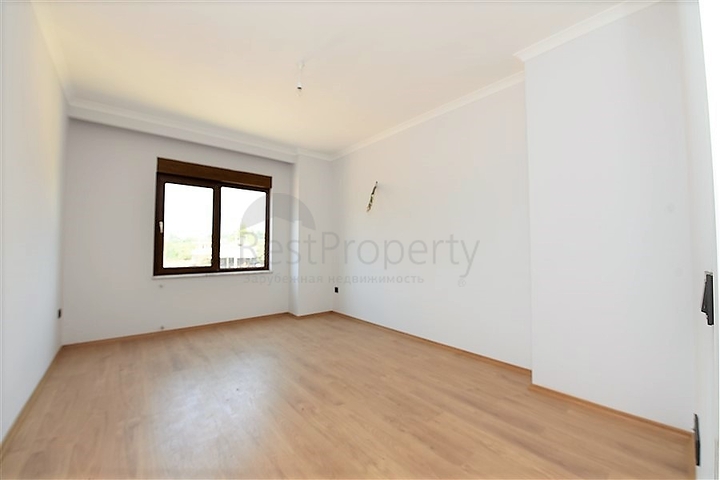 Просторные апартаменты с отдельной кухней в Оба