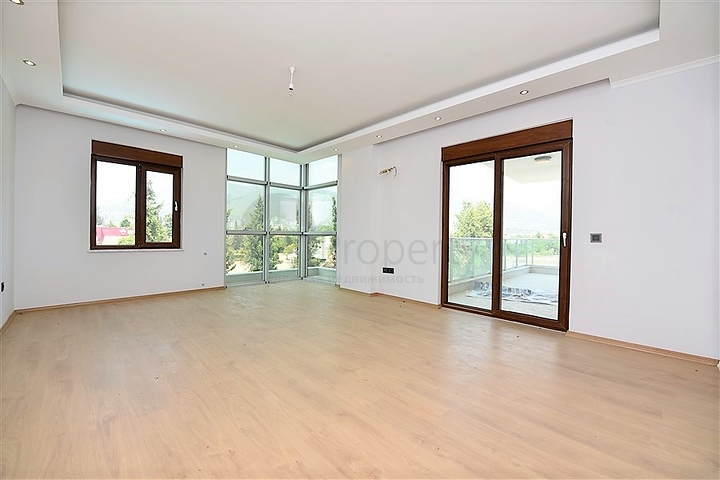 Просторные апартаменты с отдельной кухней в Оба