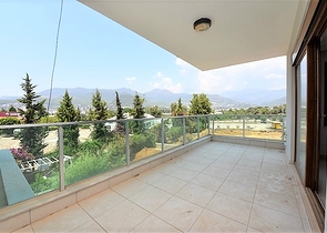 Просторные апартаменты с отдельной кухней в Оба