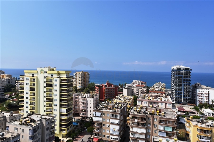 Пентхаус с четырьмя спальнями в Махмутлар