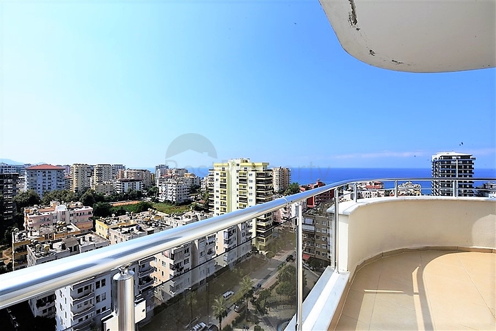 Пентхаус с четырьмя спальнями в Махмутлар