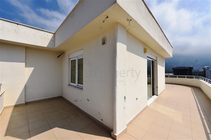 Пентхаус с четырьмя спальнями в Махмутлар