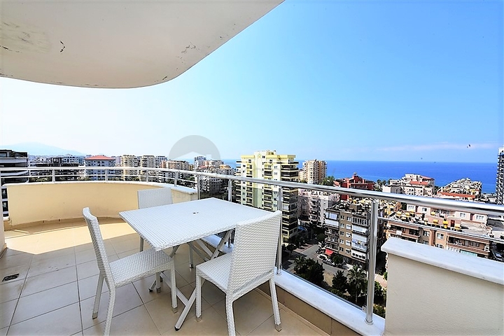 Пентхаус с четырьмя спальнями в Махмутлар