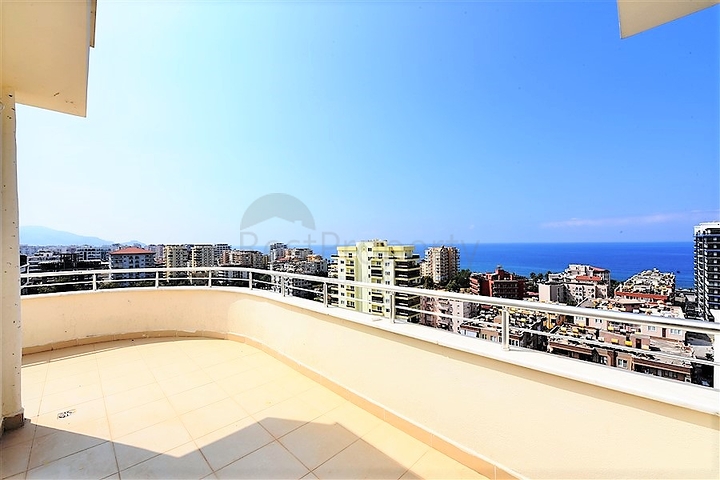 Пентхаус с четырьмя спальнями в Махмутлар