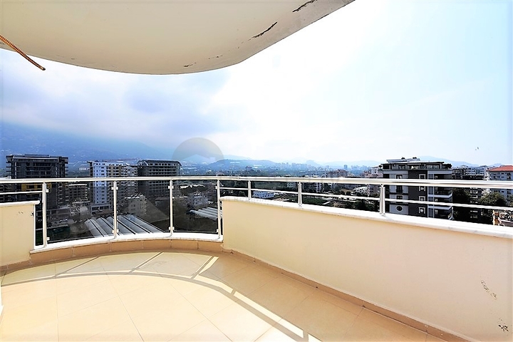 Пентхаус с четырьмя спальнями в Махмутлар