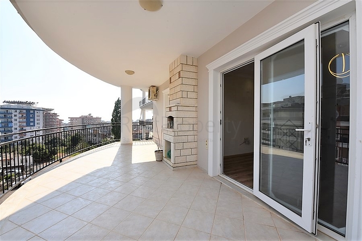 Просторные трехкомнатные апартаменты в районе Аланьи Тосмур