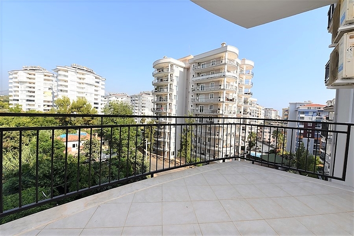 Просторные трехкомнатные апартаменты в районе Аланьи Тосмур