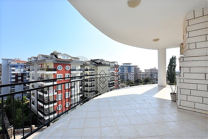 Просторные трехкомнатные апартаменты в районе Аланьи Тосмур