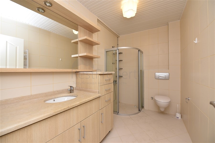 Просторные трехкомнатные апартаменты в районе Аланьи Тосмур